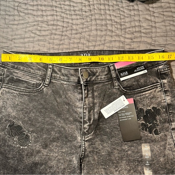 a.n.a NWT Women's Denim Jean Jeggings Sz 14 Black Embroidered Rose Design Pant - Picture 12 of 13